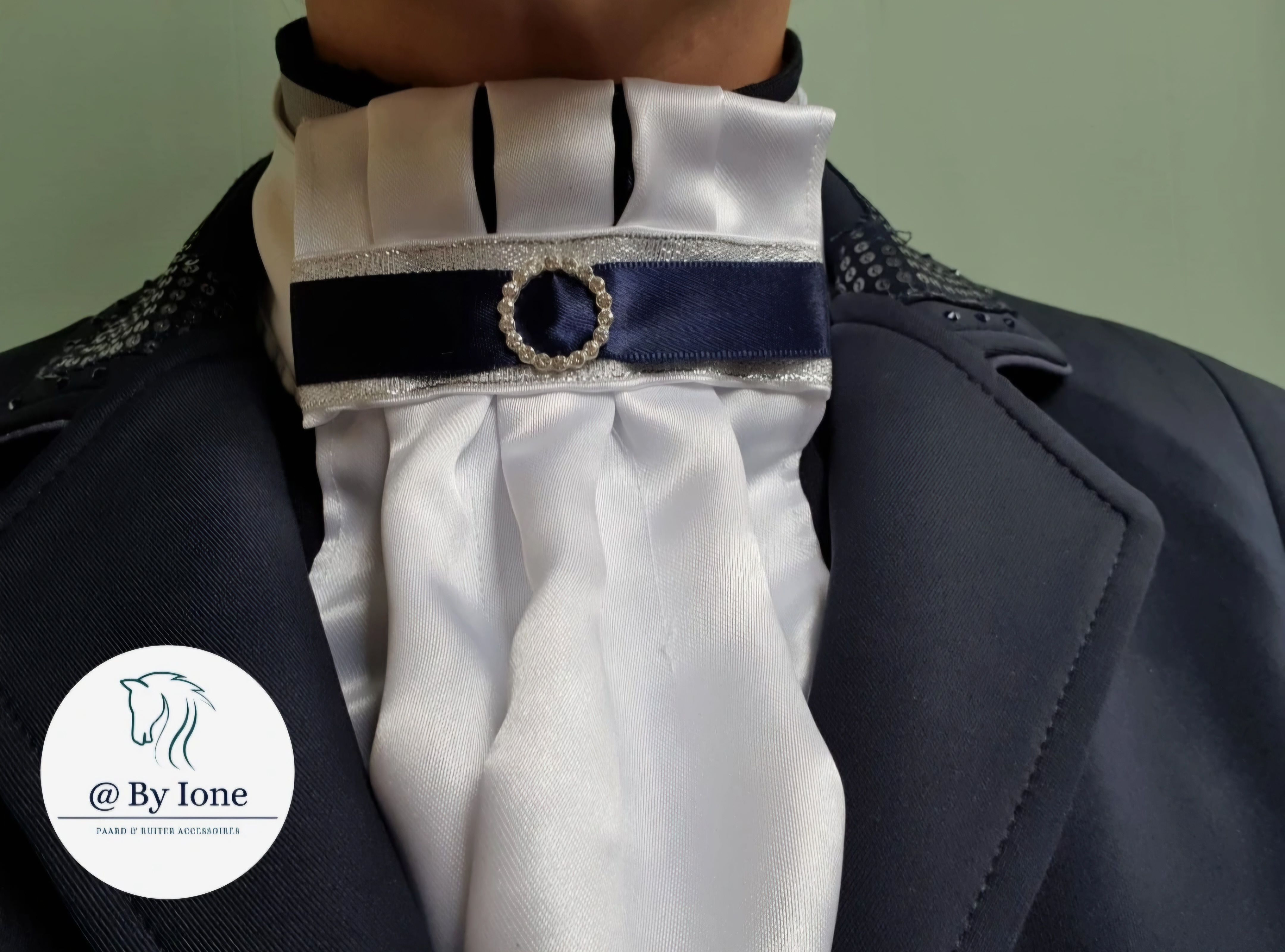 Handgemaakte Plastron – stijlvol en uniek voor jouw dressuuroutfit